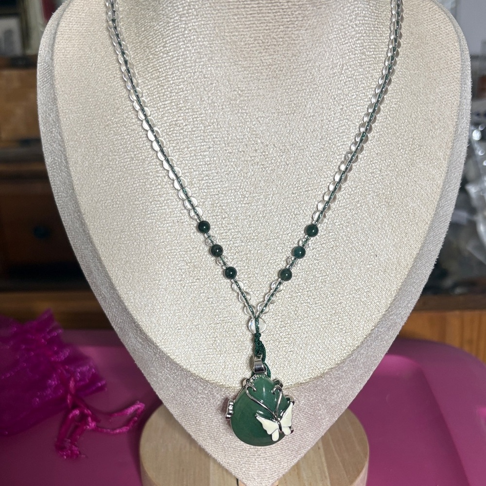 Elegant Silver and Green Pendant Necklace
